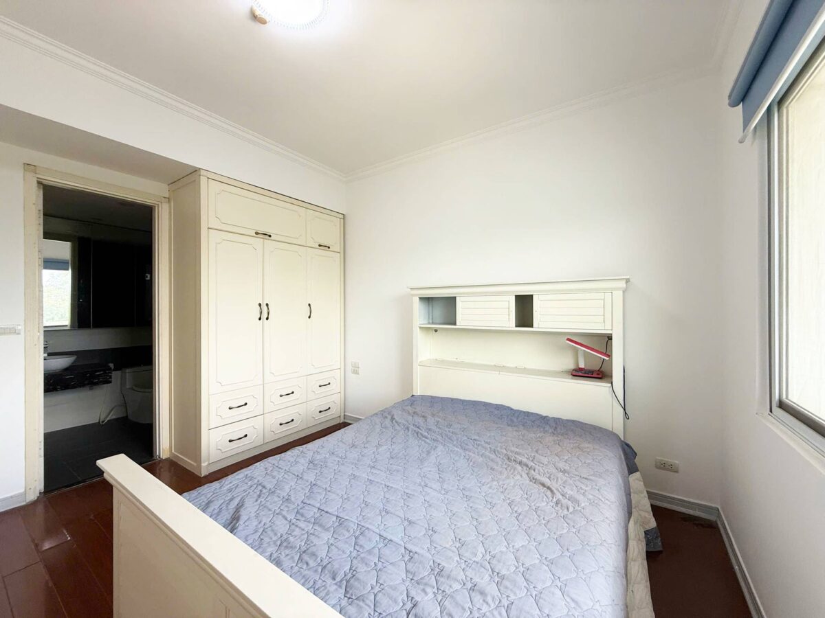 Cheap 4-bedroom apartment at E1 Ciputra for rent (13)