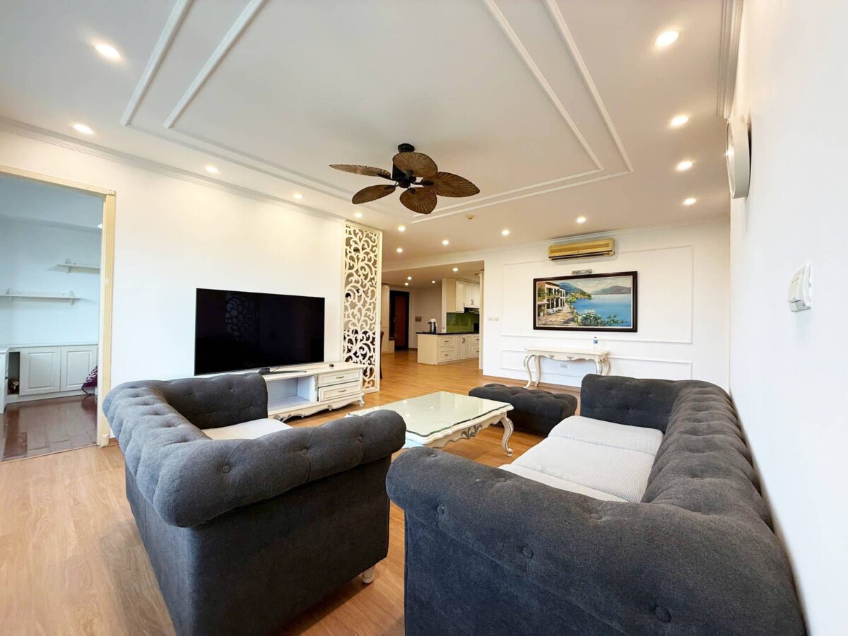 Cheap 4-bedroom apartment at E1 Ciputra for rent (2)