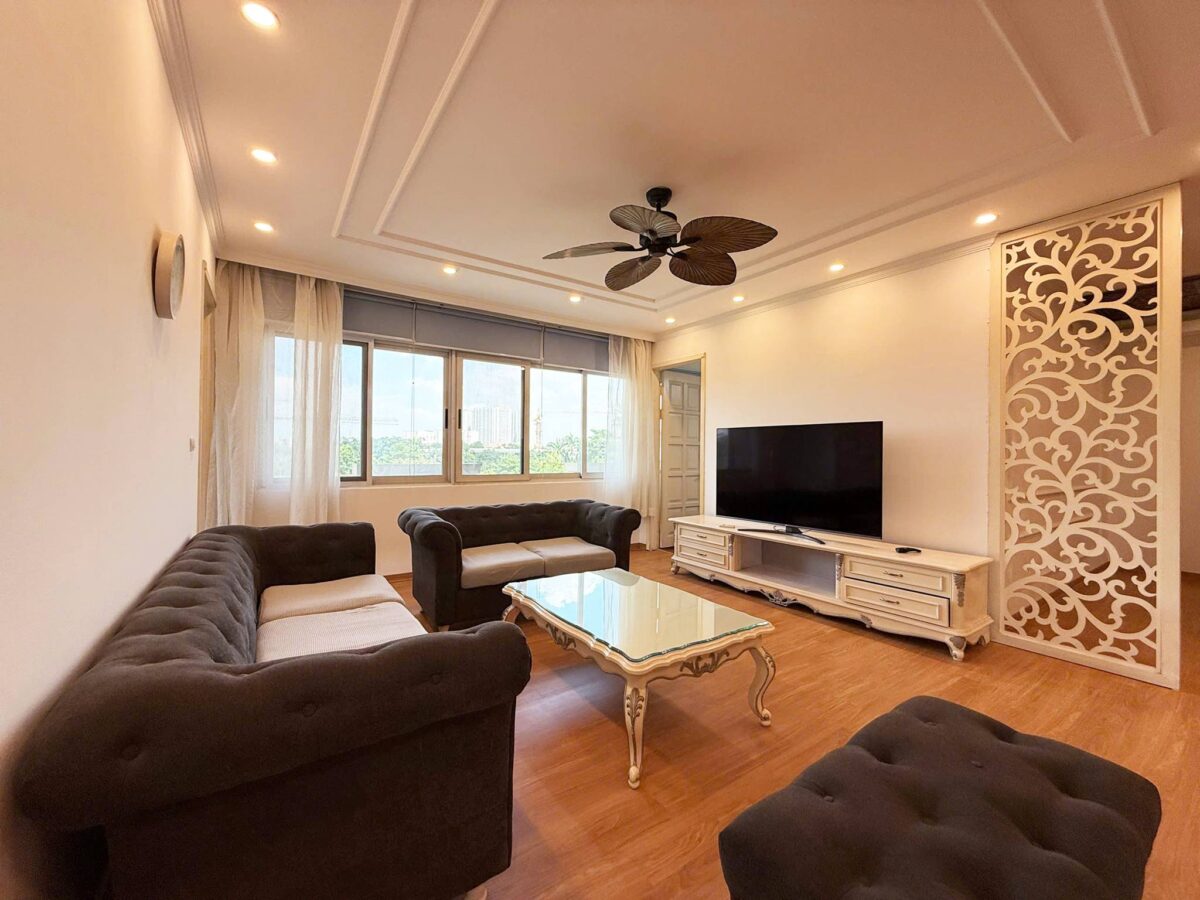 Cheap 4-bedroom apartment at E1 Ciputra for rent (3)