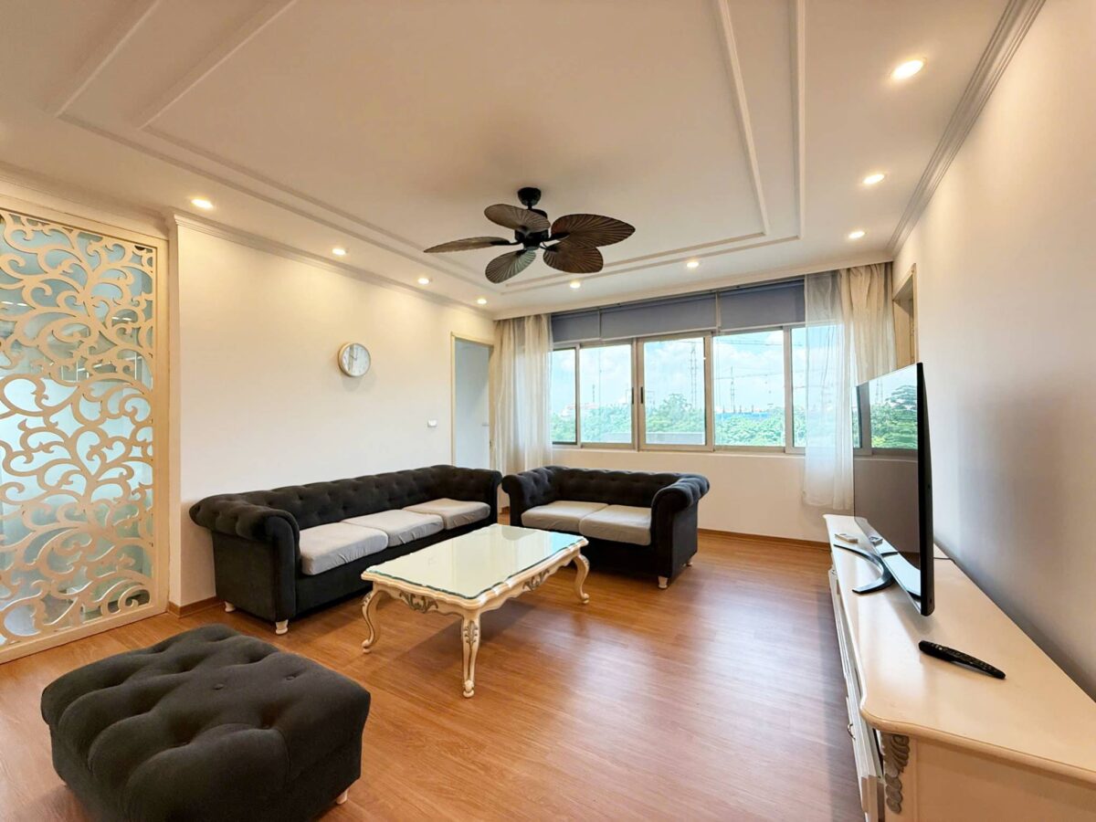 Cheap 4-bedroom apartment at E1 Ciputra for rent (4)
