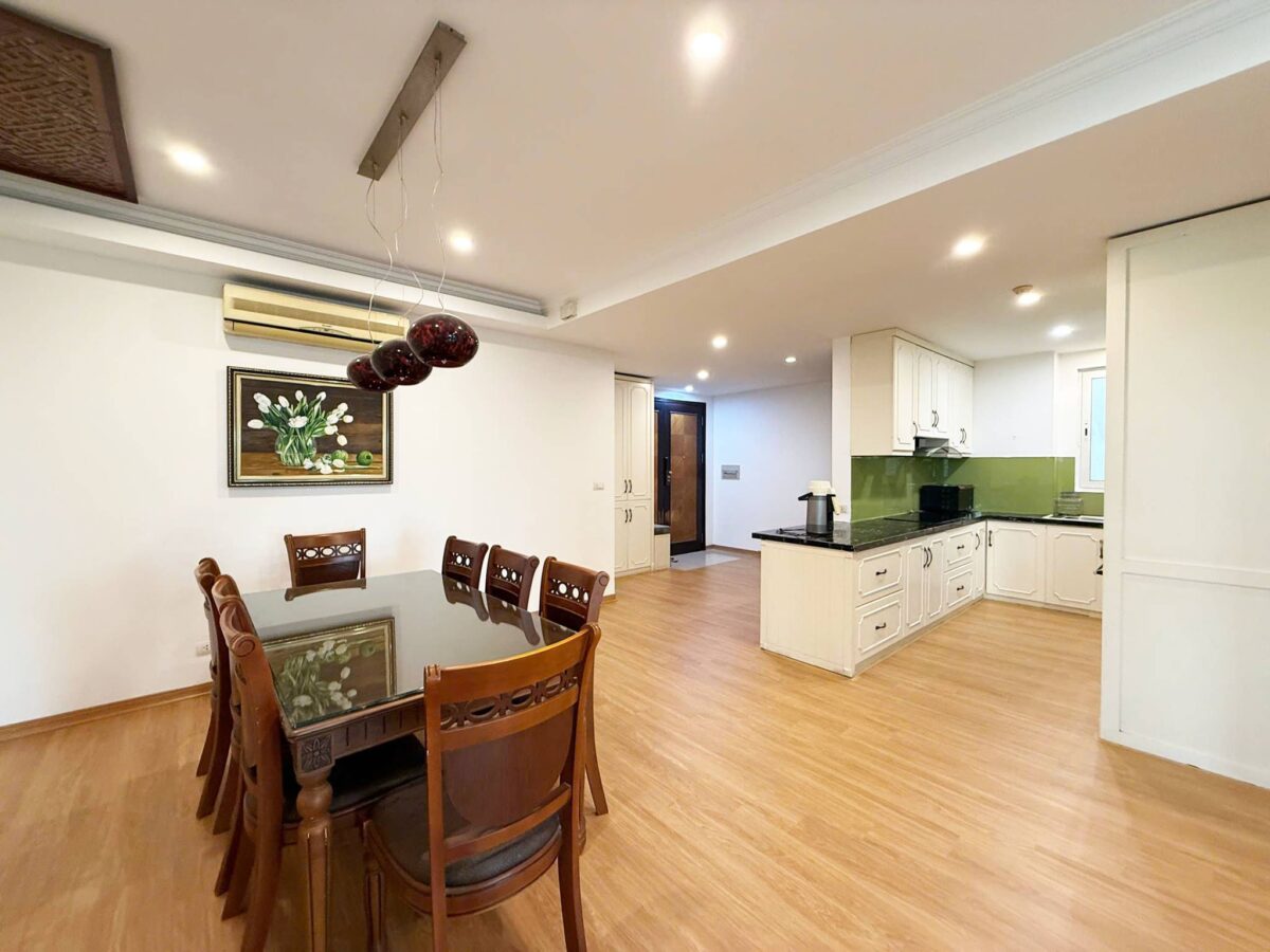 Cheap 4-bedroom apartment at E1 Ciputra for rent (5)