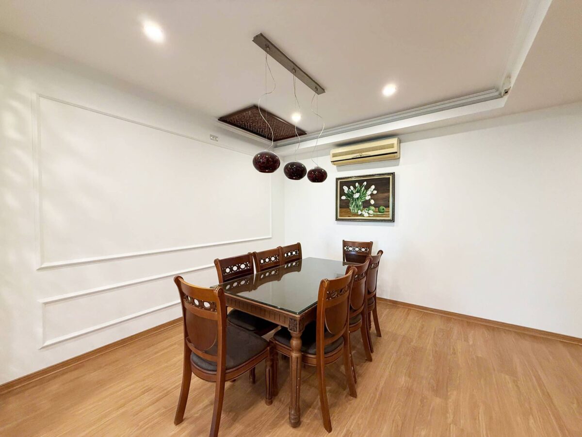 Cheap 4-bedroom apartment at E1 Ciputra for rent (6)