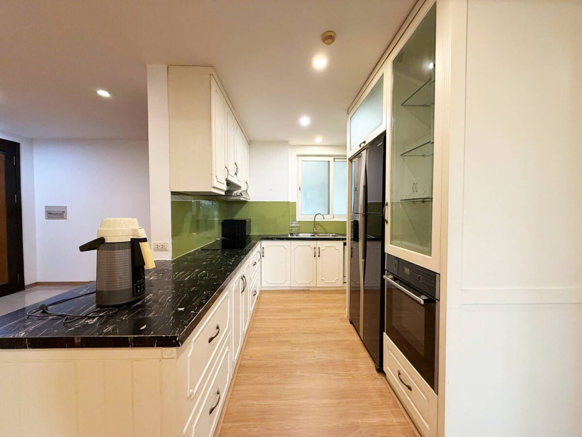 Cheap 4-bedroom apartment at E1 Ciputra for rent (7)