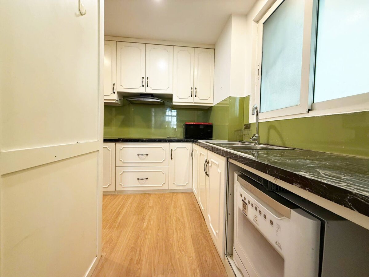 Cheap 4-bedroom apartment at E1 Ciputra for rent (8)