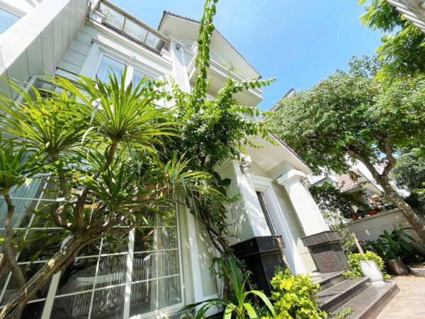 Cheap 4-bedroom villa at Anh Dao block, Vinhomes Riverside for rent (1)