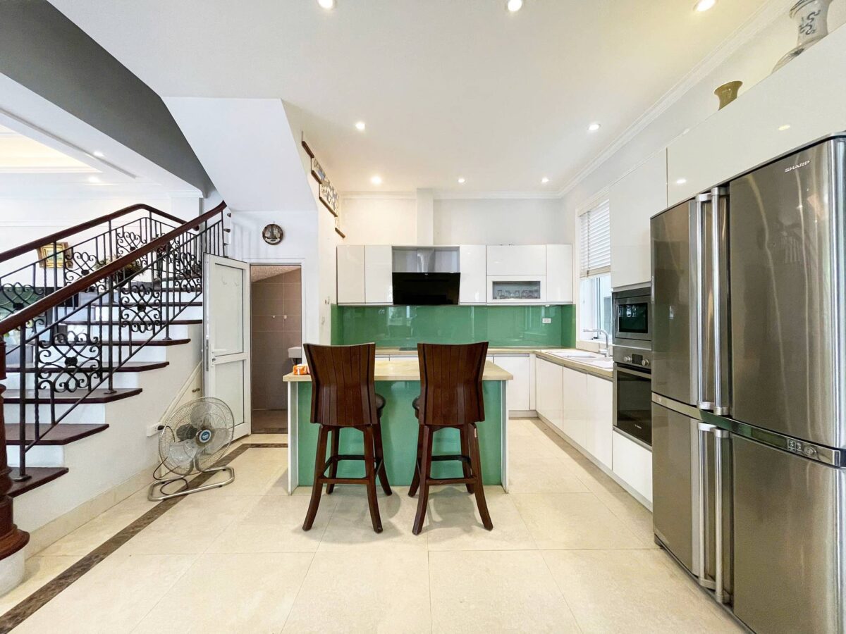 Cheap 4-bedroom villa at Anh Dao block, Vinhomes Riverside for rent (12)
