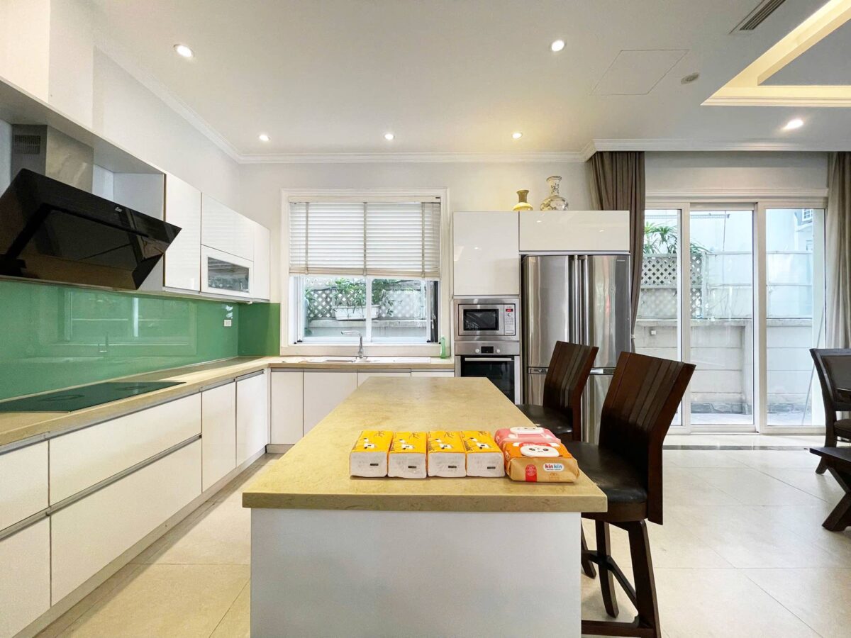 Cheap 4-bedroom villa at Anh Dao block, Vinhomes Riverside for rent (13)