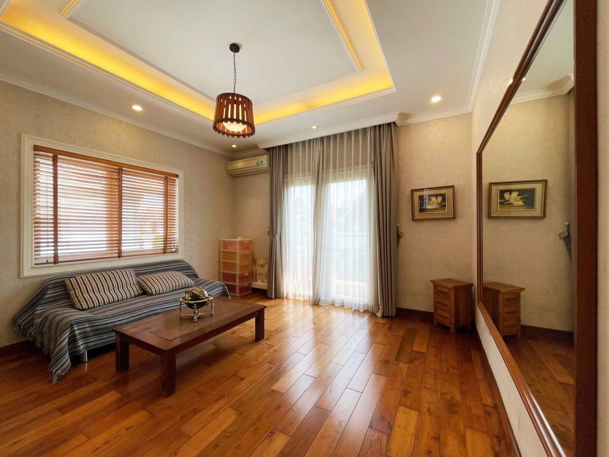 Cheap 4-bedroom villa at Anh Dao block, Vinhomes Riverside for rent (14)