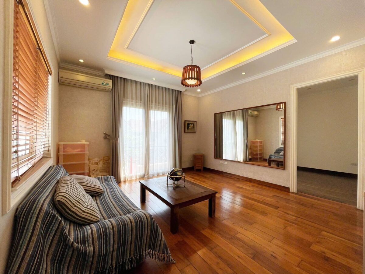 Cheap 4-bedroom villa at Anh Dao block, Vinhomes Riverside for rent (15)