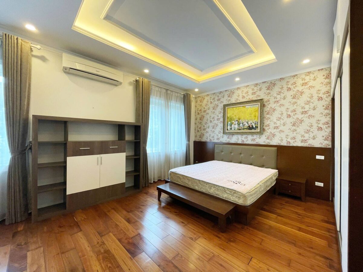 Cheap 4-bedroom villa at Anh Dao block, Vinhomes Riverside for rent (17)