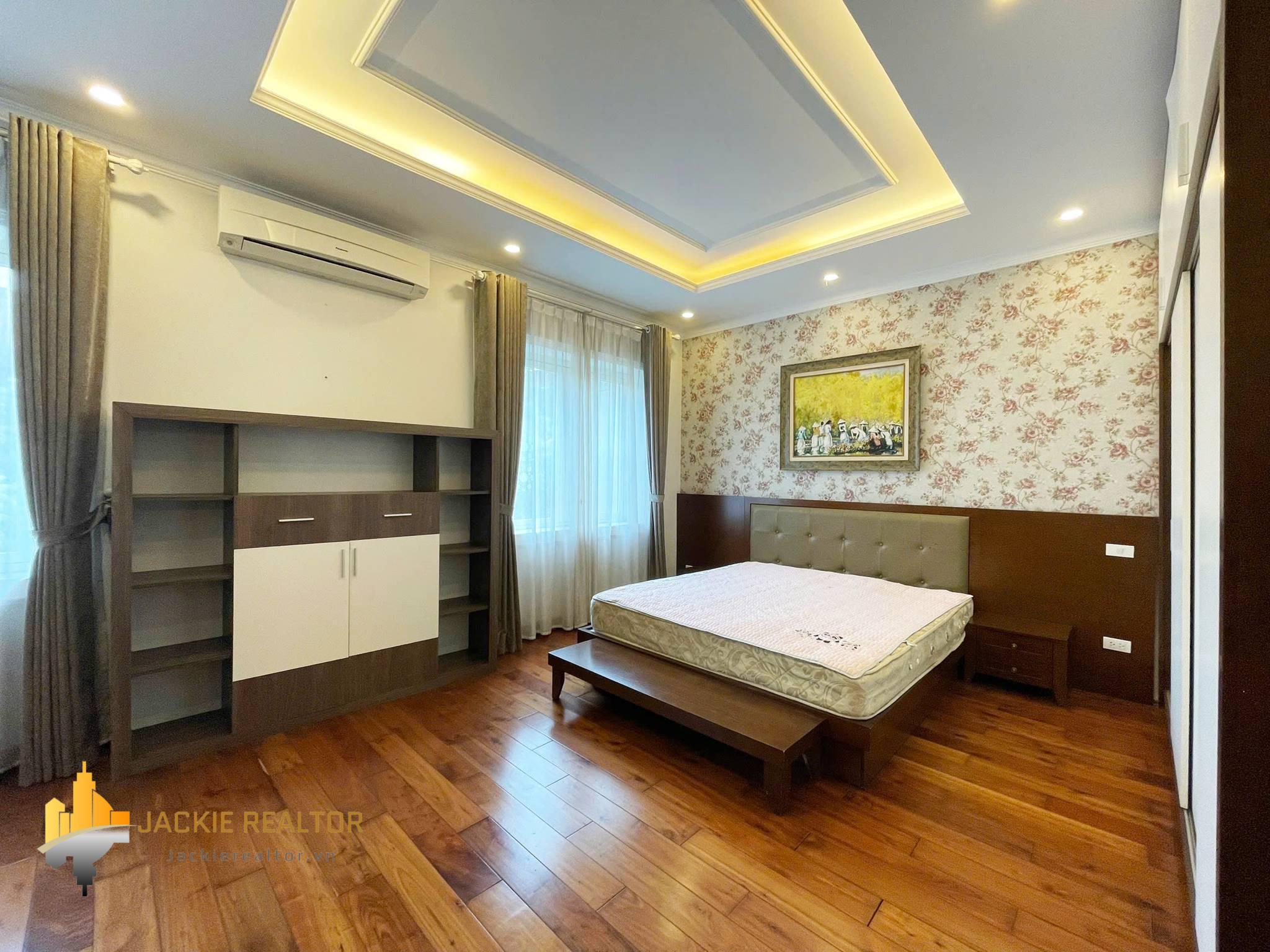 Cheap 4-bedroom villa at Anh Dao block, Vinhomes Riverside for rent (17) Cheap 4-bedroom villa at Anh Dao block, Vinhomes Riverside for rent (17)