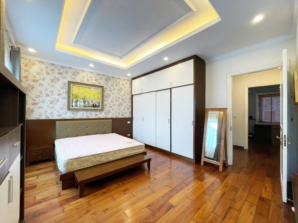Cheap 4-bedroom villa at Anh Dao block, Vinhomes Riverside for rent (18)