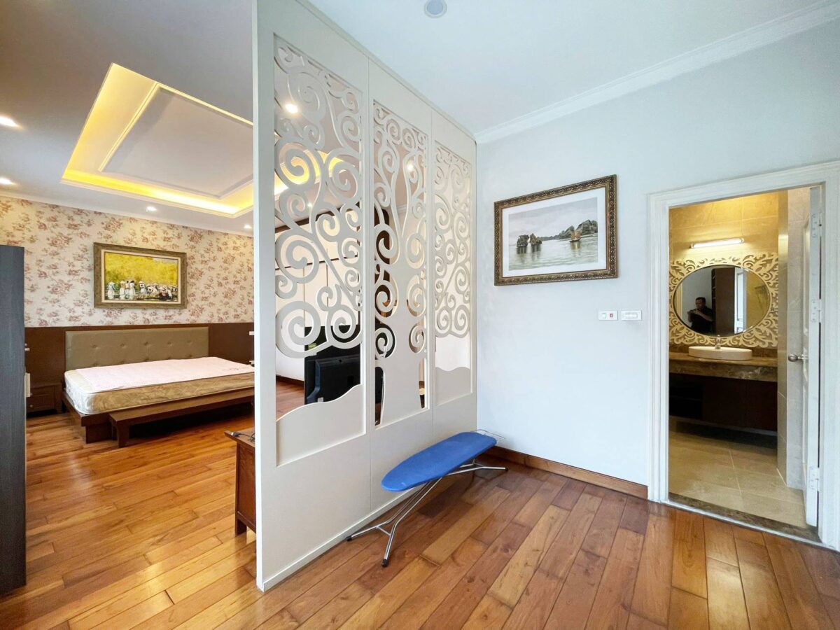 Cheap 4-bedroom villa at Anh Dao block, Vinhomes Riverside for rent (19)