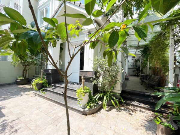 Cheap 4-bedroom villa at Anh Dao block, Vinhomes Riverside for rent (2)