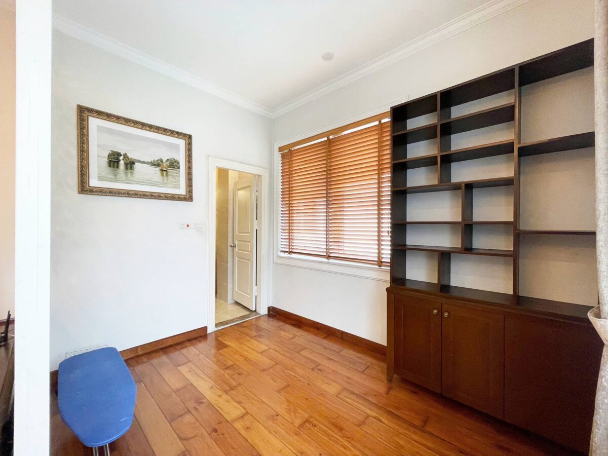 Cheap 4-bedroom villa at Anh Dao block, Vinhomes Riverside for rent (20)