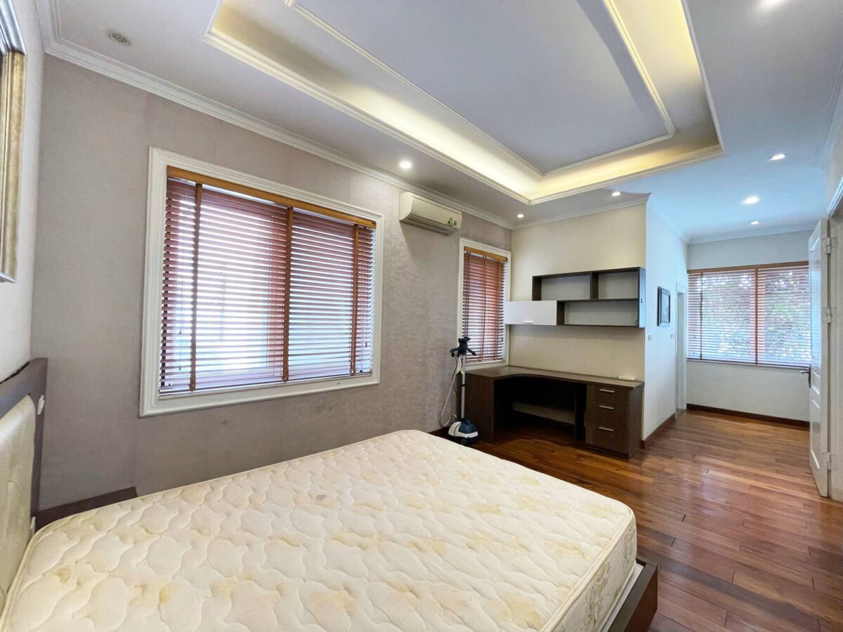 Cheap 4-bedroom villa at Anh Dao block, Vinhomes Riverside for rent (21)