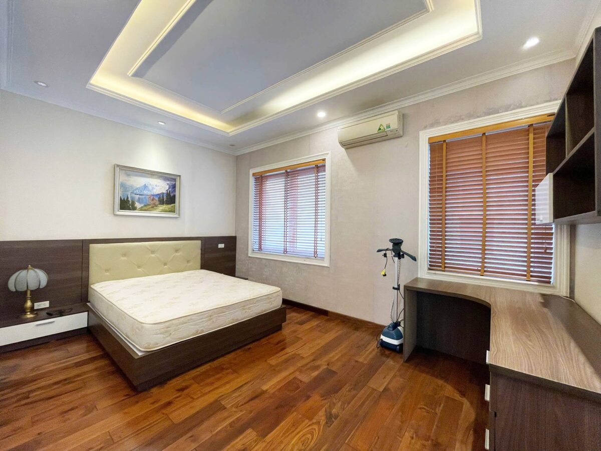 Cheap 4-bedroom villa at Anh Dao block, Vinhomes Riverside for rent (22)