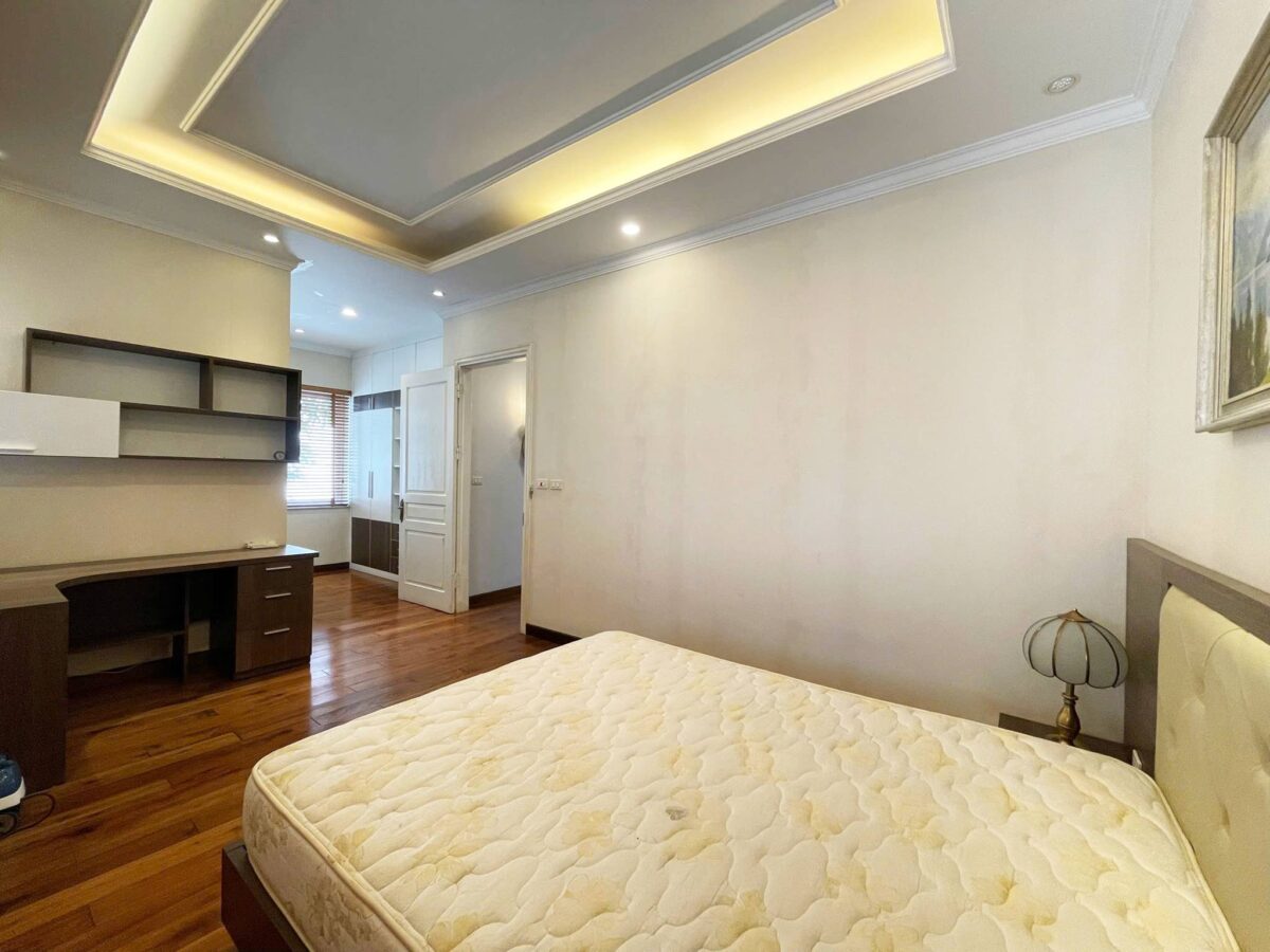 Cheap 4-bedroom villa at Anh Dao block, Vinhomes Riverside for rent (23)
