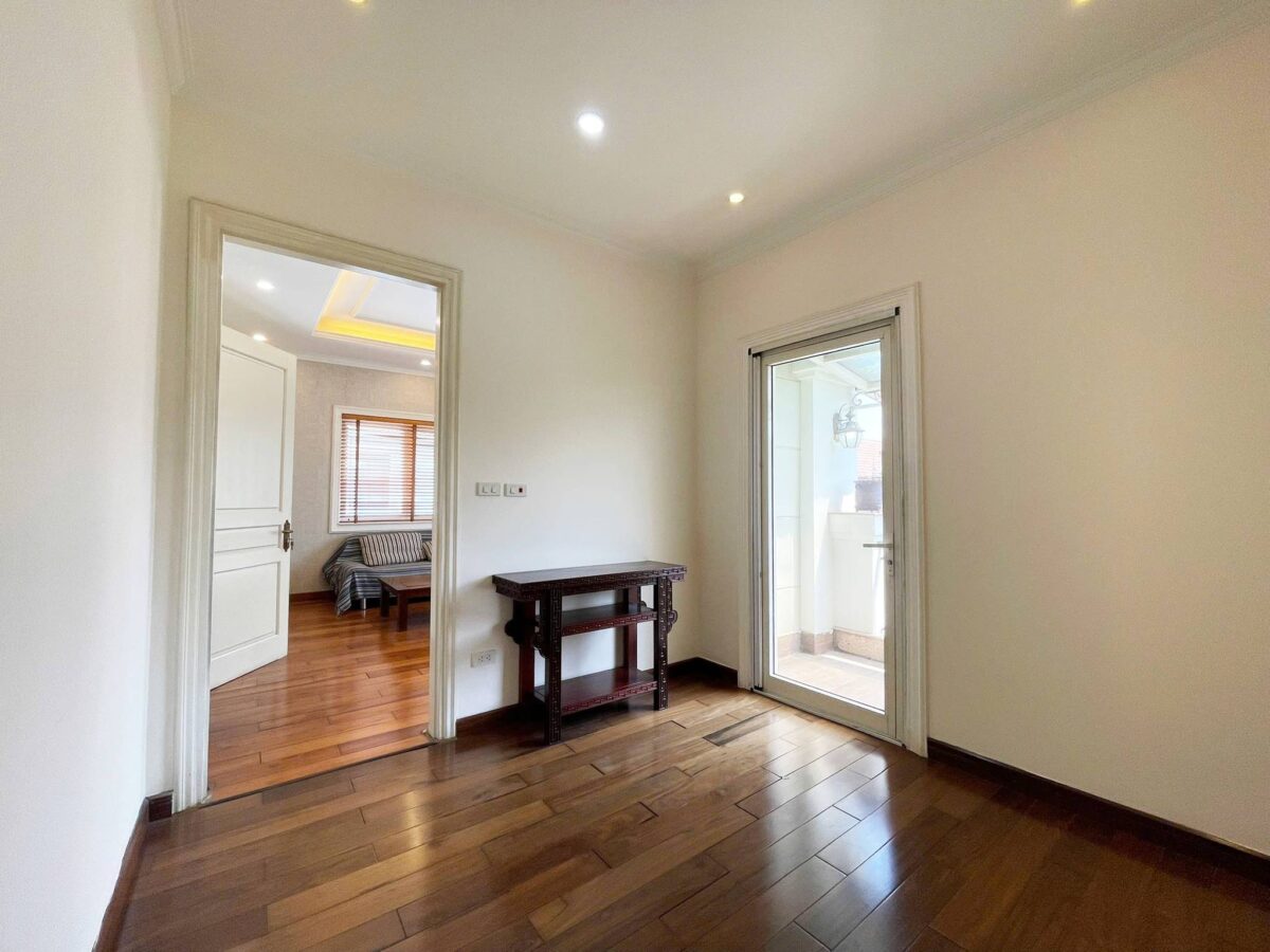 Cheap 4-bedroom villa at Anh Dao block, Vinhomes Riverside for rent (24)