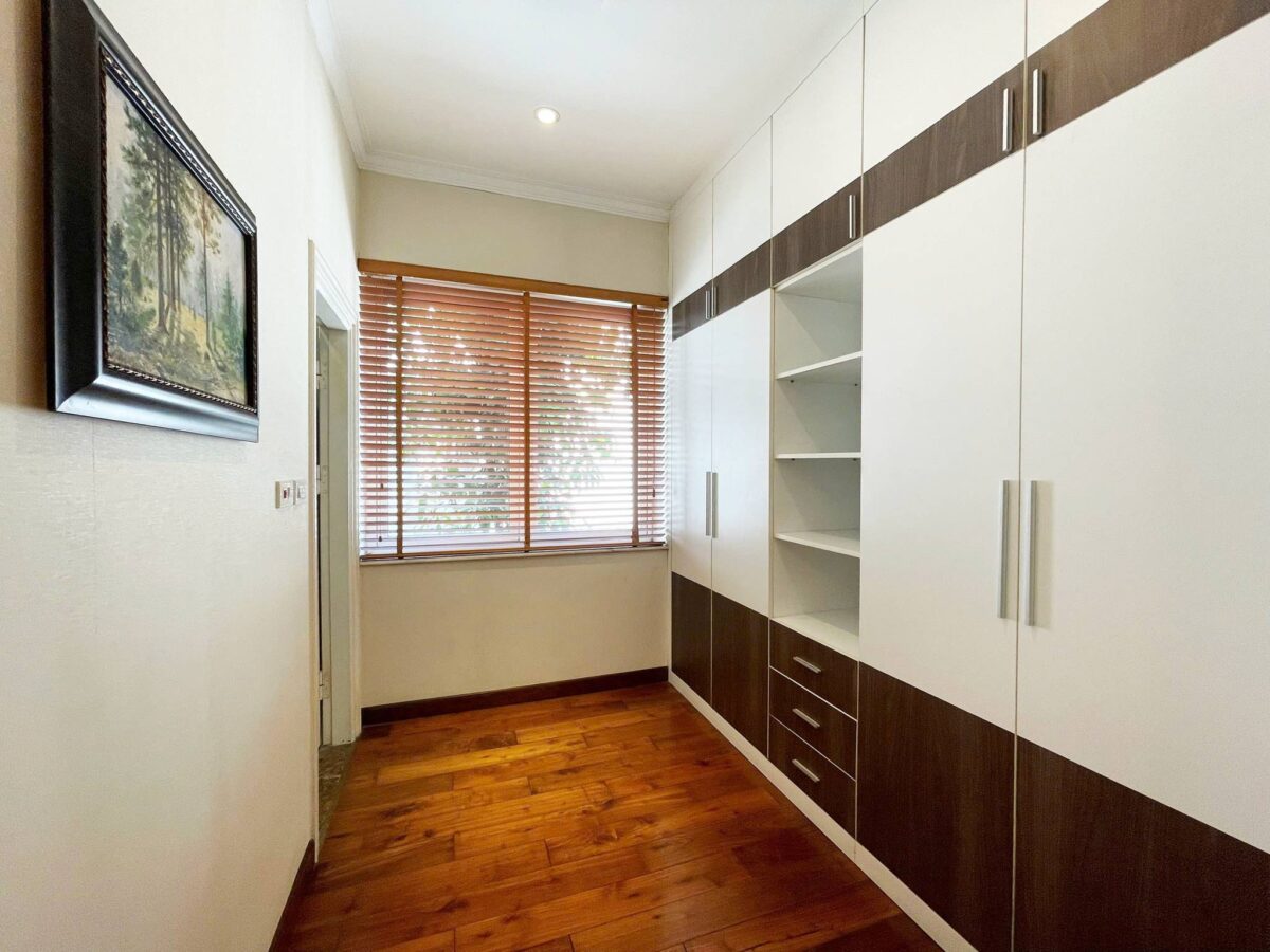 Cheap 4-bedroom villa at Anh Dao block, Vinhomes Riverside for rent (25)