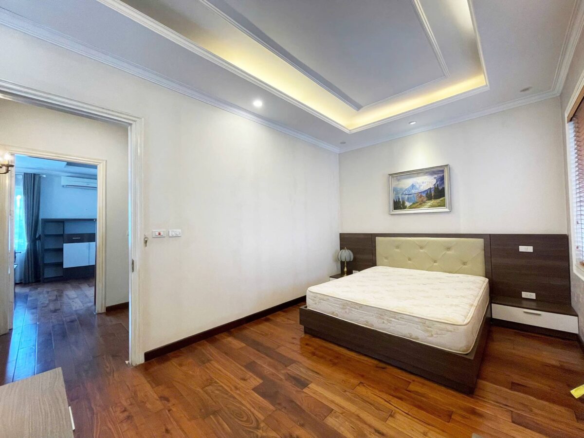 Cheap 4-bedroom villa at Anh Dao block, Vinhomes Riverside for rent (26)