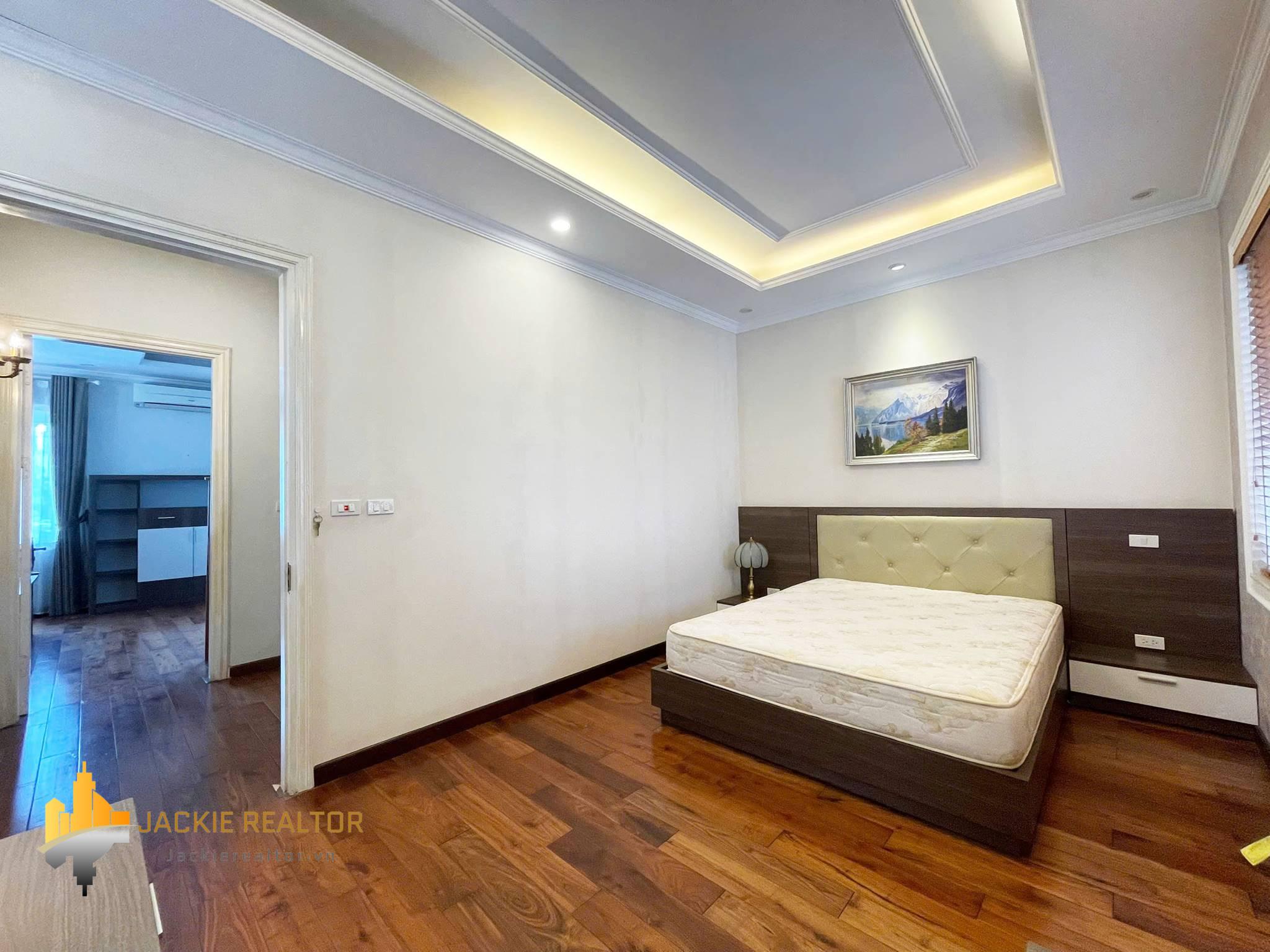 Cheap 4-bedroom villa at Anh Dao block, Vinhomes Riverside for rent (26) Cheap 4-bedroom villa at Anh Dao block, Vinhomes Riverside for rent (26)