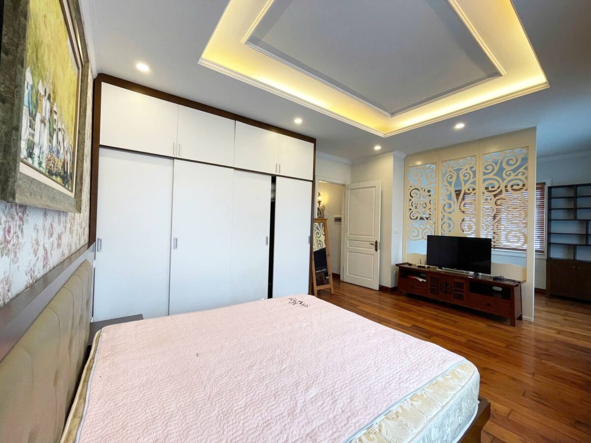 Cheap 4-bedroom villa at Anh Dao block, Vinhomes Riverside for rent (27)