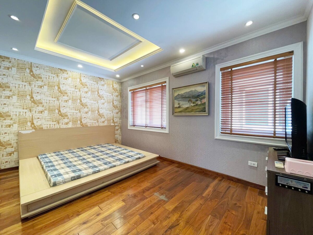 Cheap 4-bedroom villa at Anh Dao block, Vinhomes Riverside for rent (28)