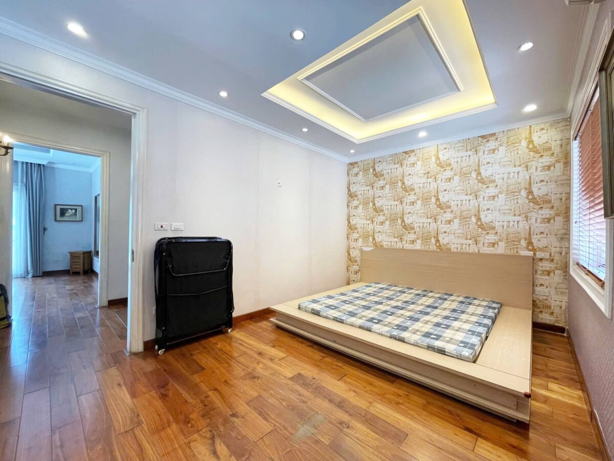 Cheap 4-bedroom villa at Anh Dao block, Vinhomes Riverside for rent (29)