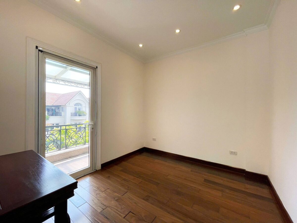 Cheap 4-bedroom villa at Anh Dao block, Vinhomes Riverside for rent (30)