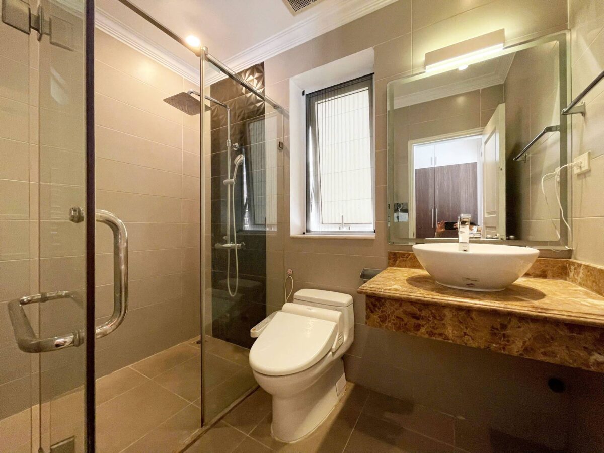 Cheap 4-bedroom villa at Anh Dao block, Vinhomes Riverside for rent (32)