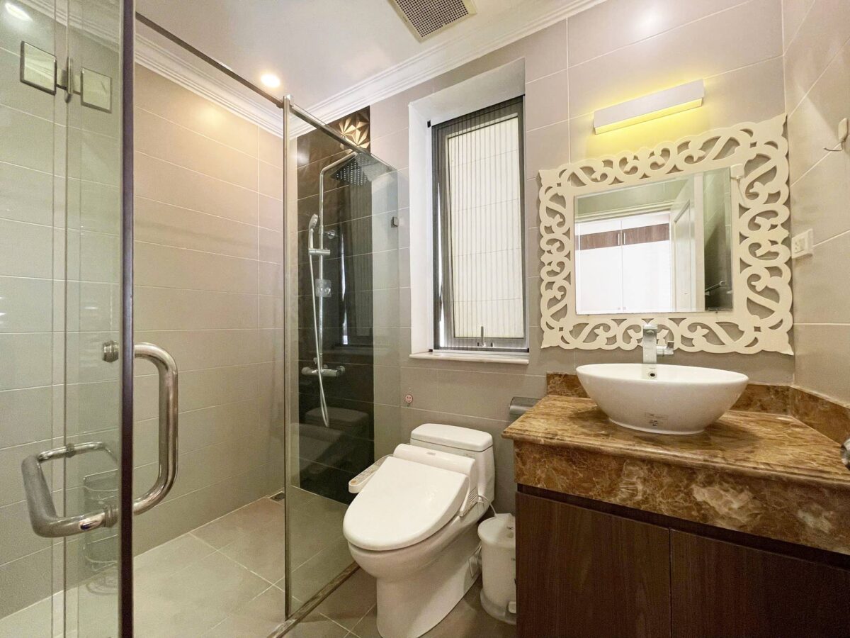 Cheap 4-bedroom villa at Anh Dao block, Vinhomes Riverside for rent (33)