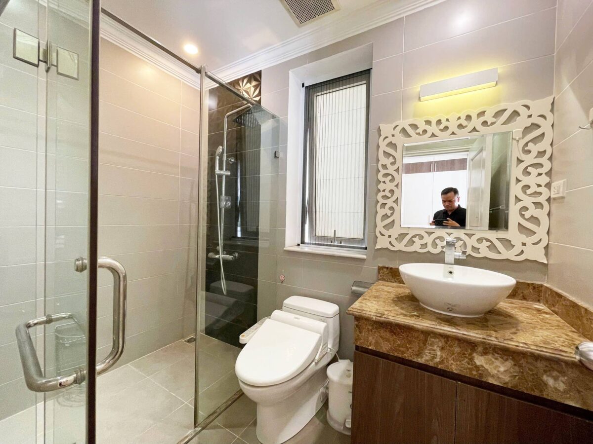 Cheap 4-bedroom villa at Anh Dao block, Vinhomes Riverside for rent (34)