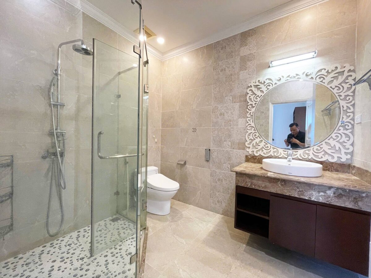 Cheap 4-bedroom villa at Anh Dao block, Vinhomes Riverside for rent (35)