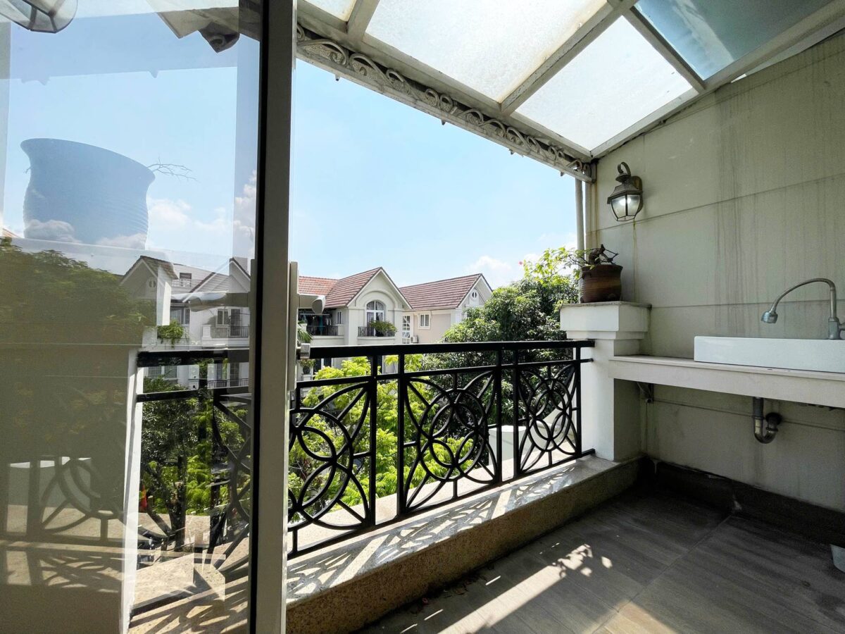 Cheap 4-bedroom villa at Anh Dao block, Vinhomes Riverside for rent (36)