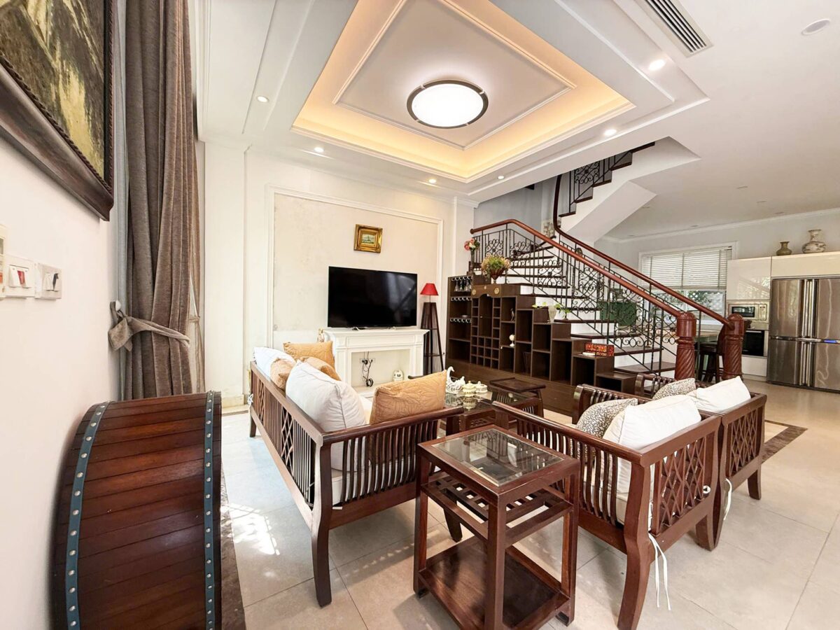 Cheap 4-bedroom villa at Anh Dao block, Vinhomes Riverside for rent (6)