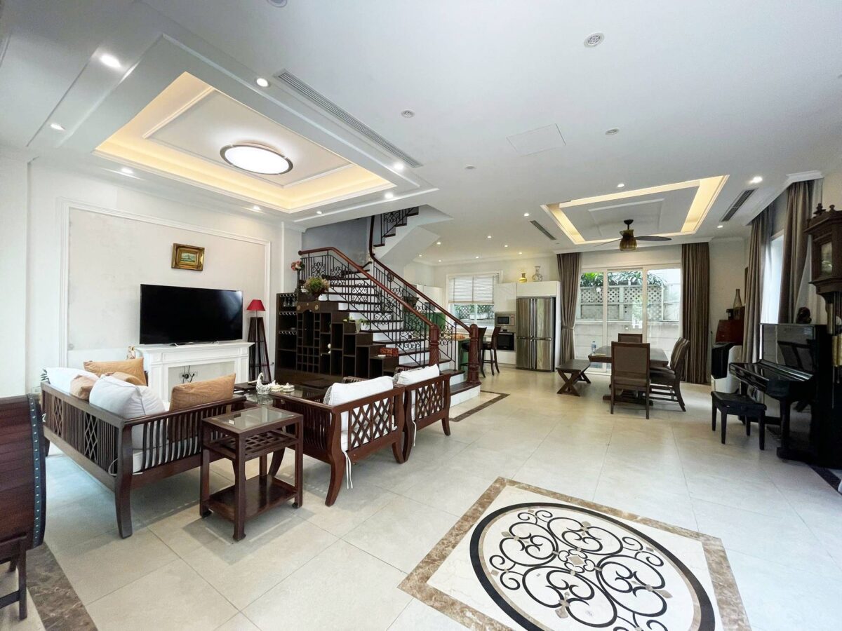 Cheap 4-bedroom villa at Anh Dao block, Vinhomes Riverside for rent (9)