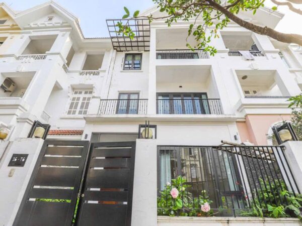 Modern 4-bedroom villa for rent at T6 Ciputra (1)