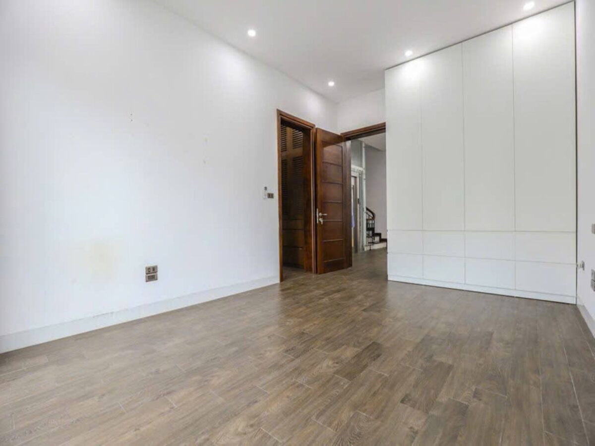 Modern 4-bedroom villa for rent at T6 Ciputra (16)