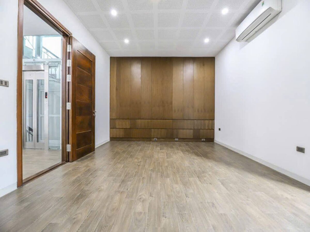 Modern 4-bedroom villa for rent at T6 Ciputra (17)