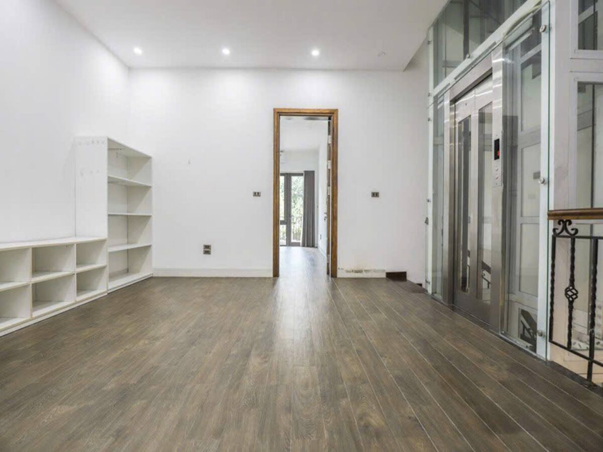 Modern 4-bedroom villa for rent at T6 Ciputra (21)
