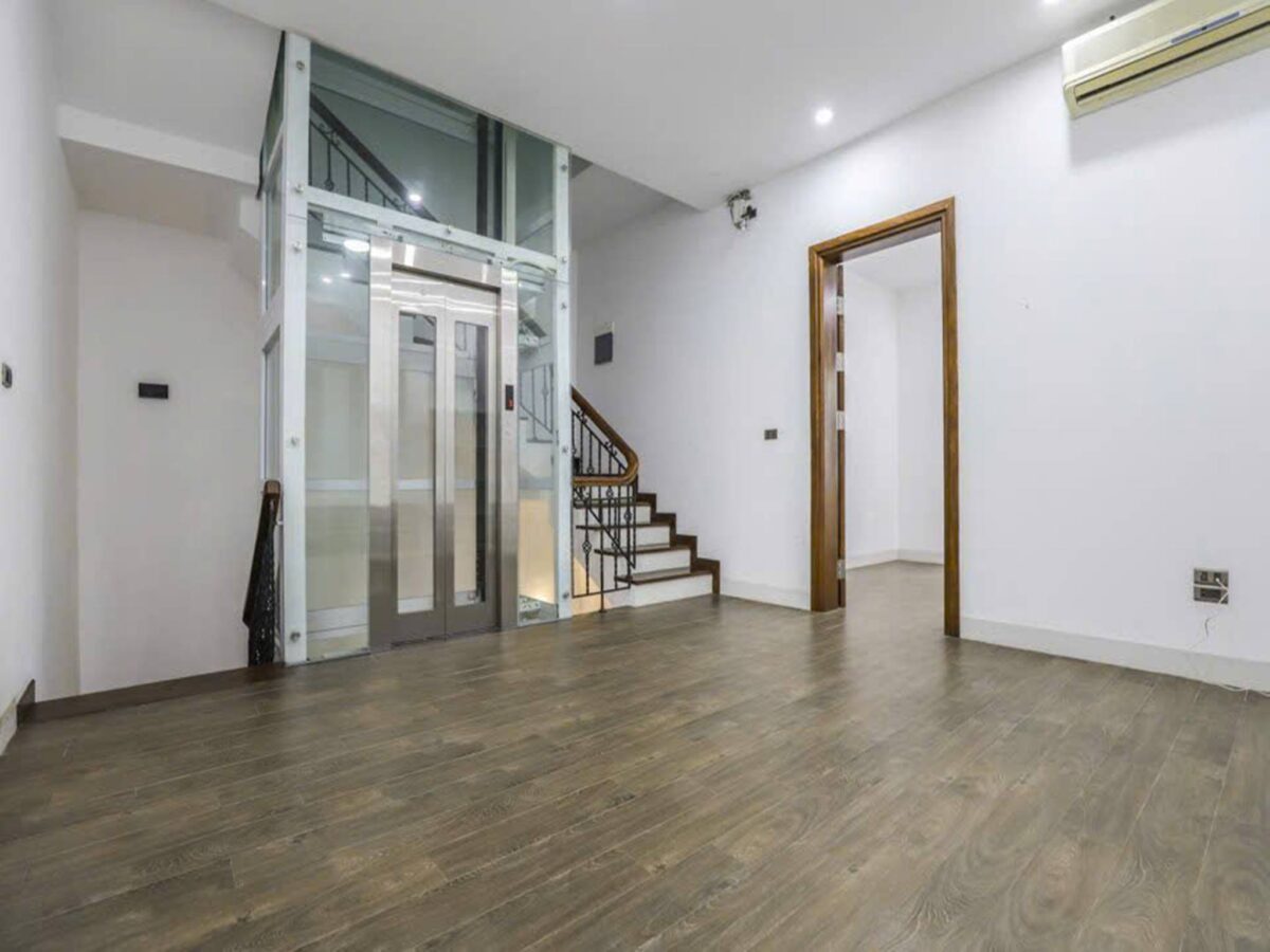 Modern 4-bedroom villa for rent at T6 Ciputra (22)