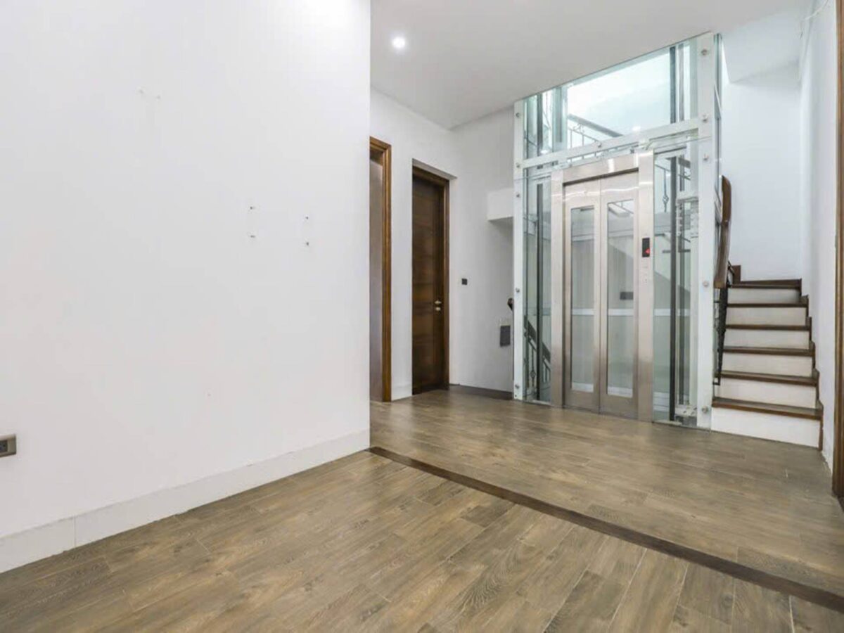 Modern 4-bedroom villa for rent at T6 Ciputra (23)