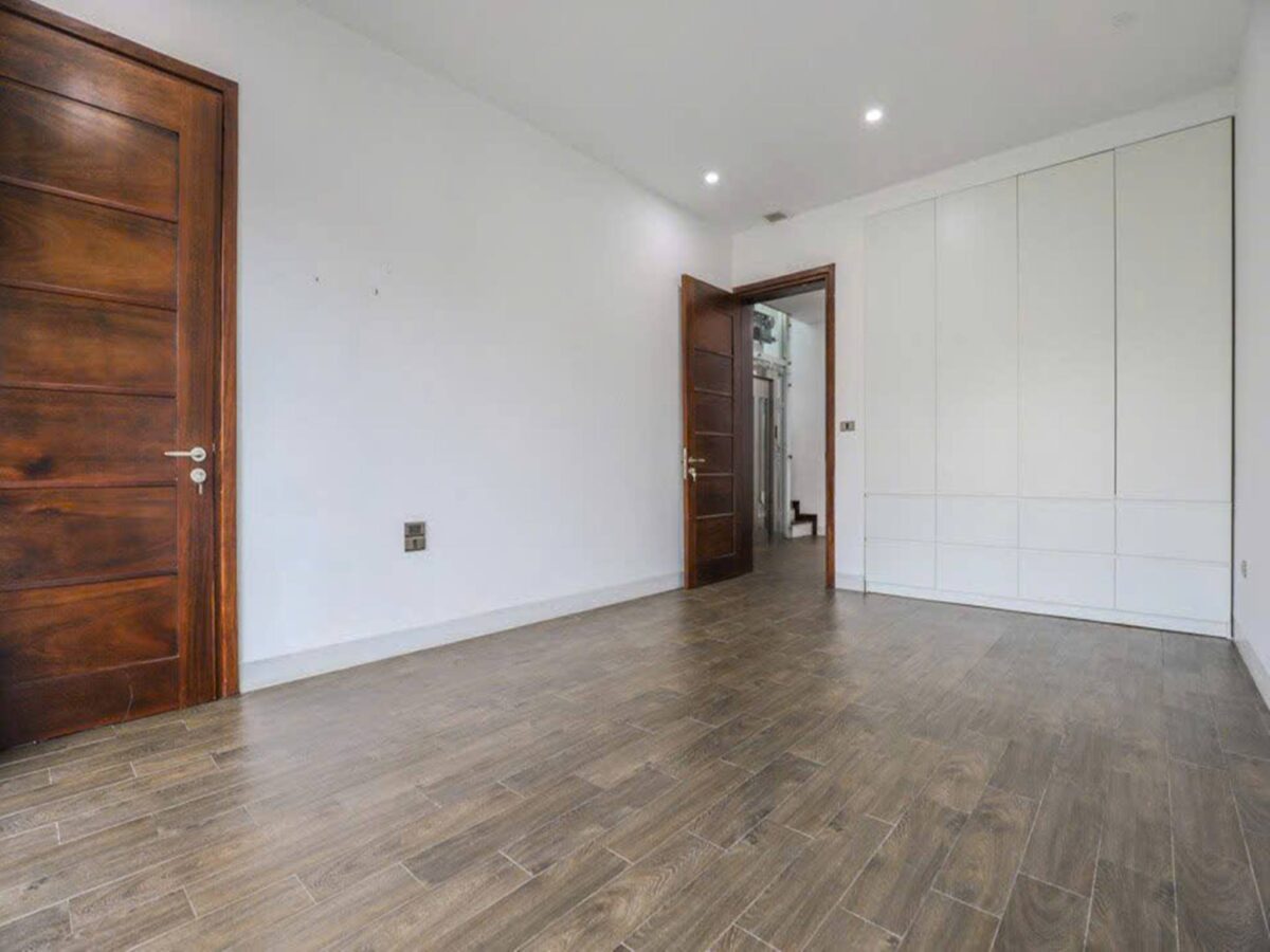 Modern 4-bedroom villa for rent at T6 Ciputra (28)