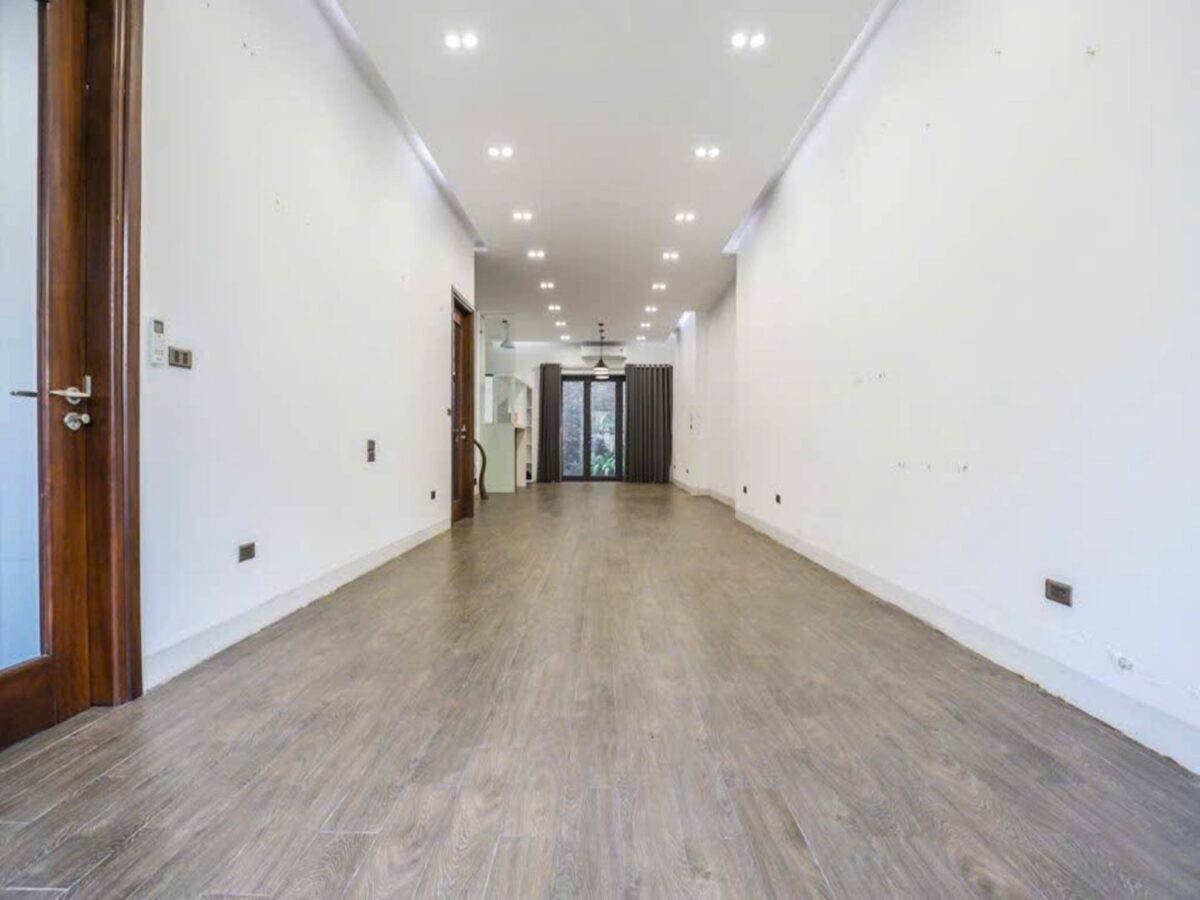 Modern 4-bedroom villa for rent at T6 Ciputra (3)
