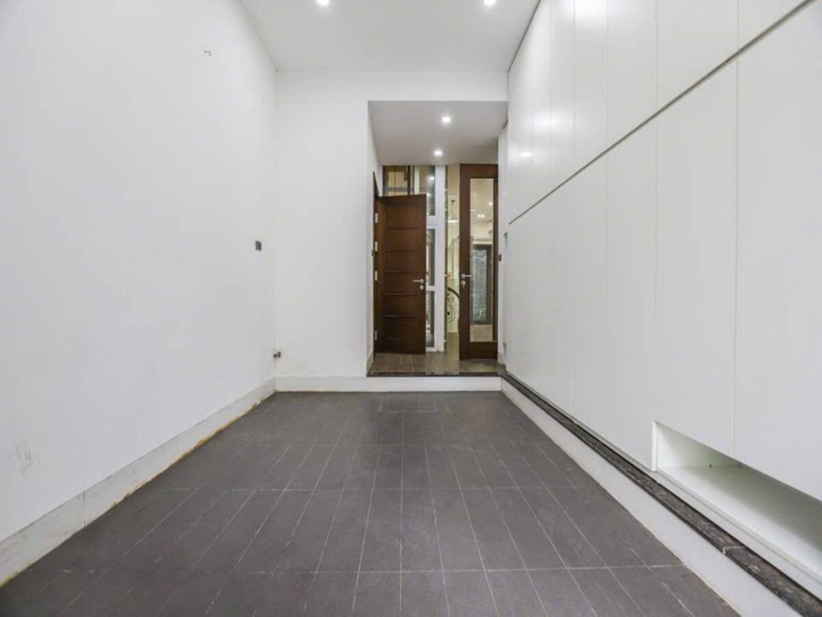 Modern 4-bedroom villa for rent at T6 Ciputra (34)