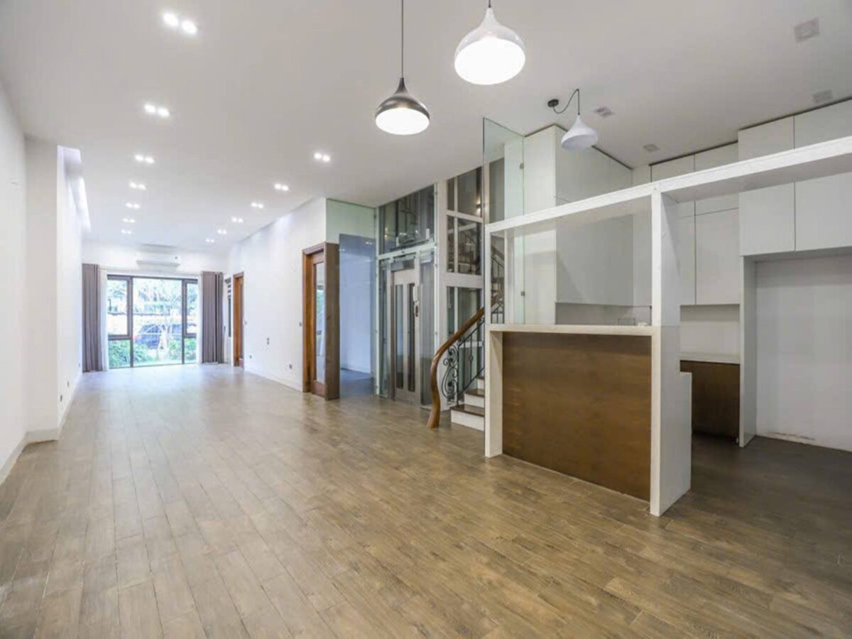 Modern 4-bedroom villa for rent at T6 Ciputra (5)