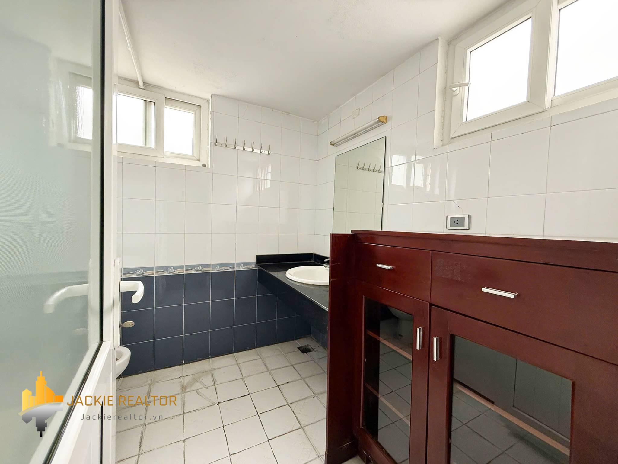 Multi-bedroom house for rent in Tu Lien, Au Co, Tay Ho, Hanoi (18) Multi-bedroom house for rent in Tu Lien, Au Co, Tay Ho, Hanoi (18)