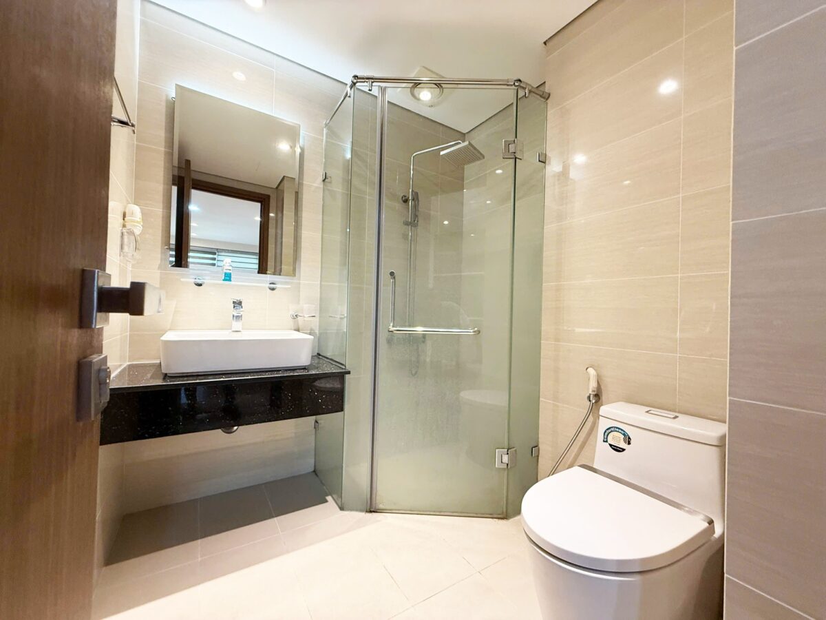 Incredible golf-view 2-bedroom apartment at L3 Ciputra for rent (11)