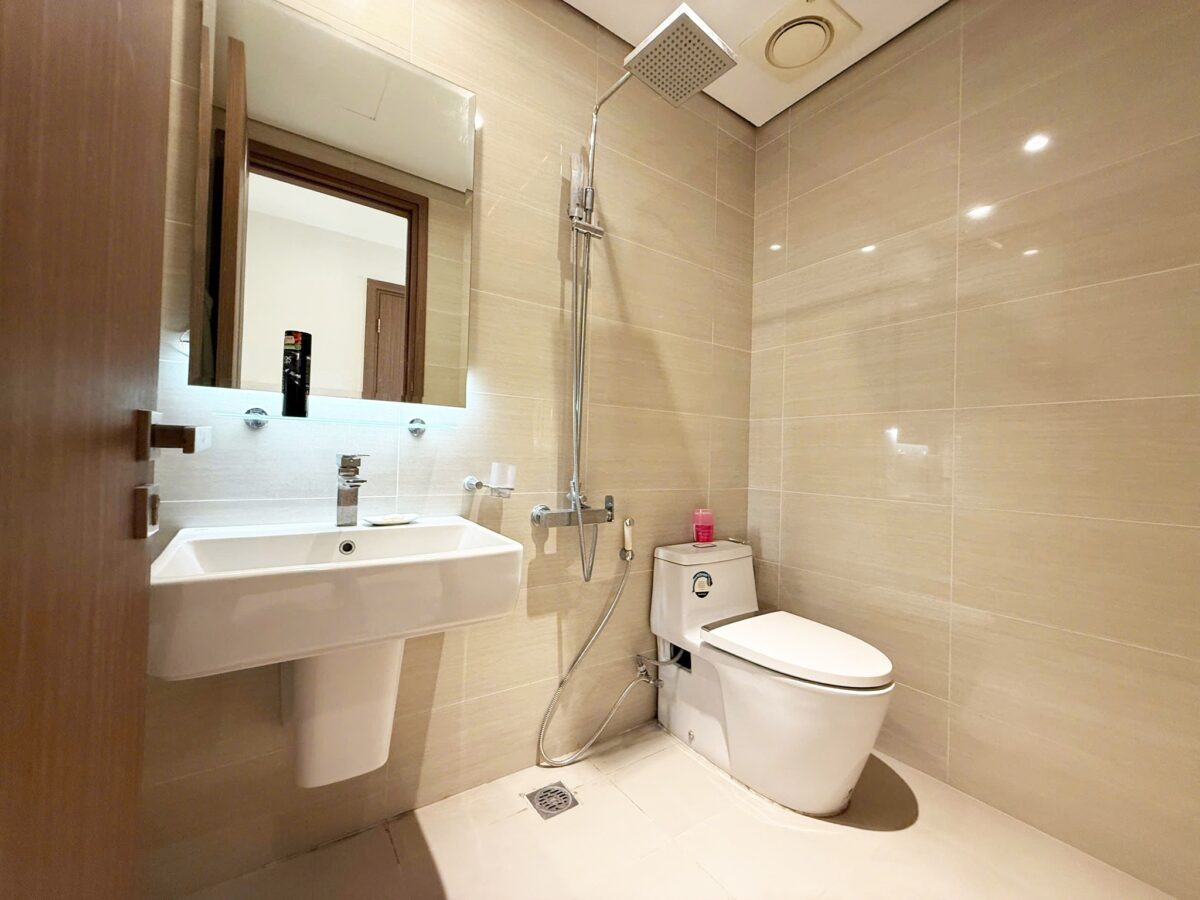 Incredible golf-view 2-bedroom apartment at L3 Ciputra for rent (14)